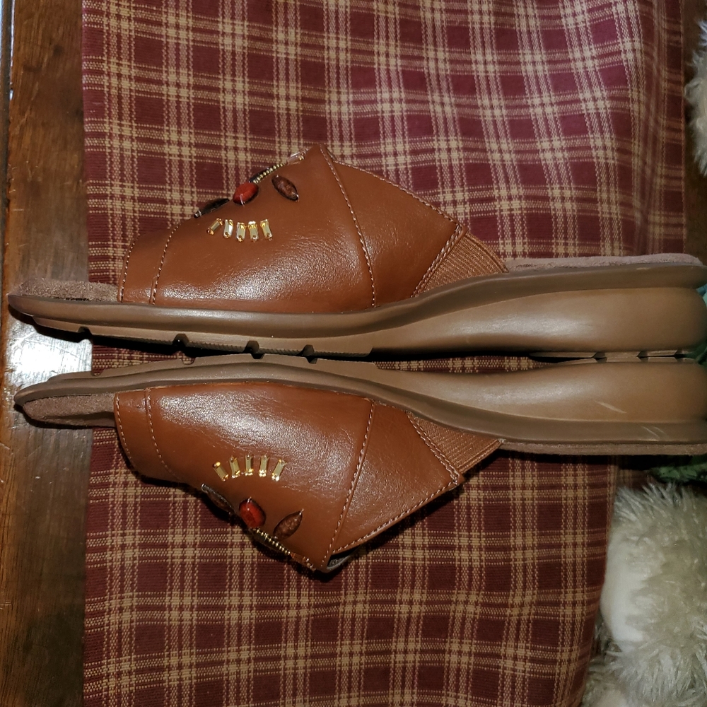9.5 Natural Soul Josie brown slip on sandals - Picture 3 of 8